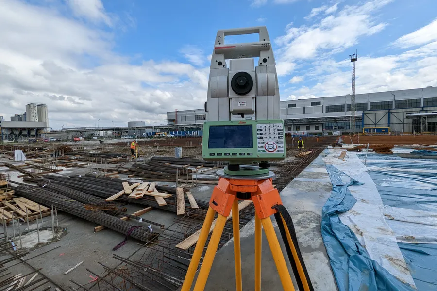 Vermessungsingenieur bei der Feldarbeit mit Totalstation